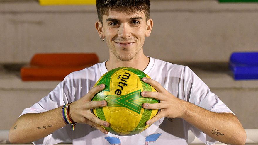 Fènix, el equipo de hombres trans que desafía la discriminación en el fútbol: “Salía de los partidos con moretones”