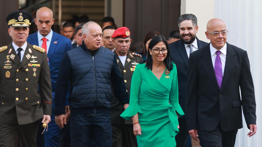 La presidenta de Venezuela, Delcy Rodríguez, escoltada por los ministros de Defensa, Vladimir Padrino, e Interior, Diosdado Cabello, y el presidente del Parlamento, Jorge Rodríguez