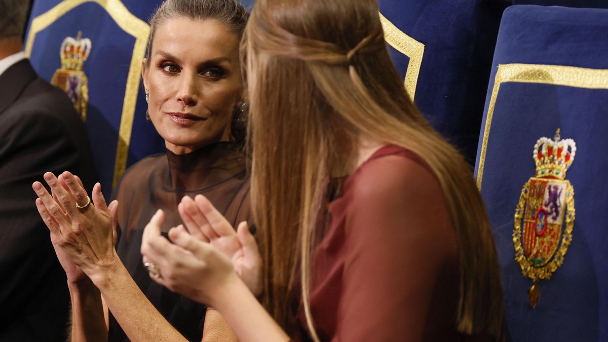 La reina Letizia mira a su hija Sofía tras la alusión de Leonor a la complicidad entre hermanas.
