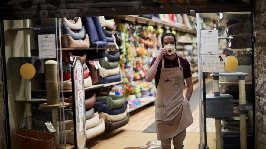 Un comerciante atiende el teléfono durante la pandemia