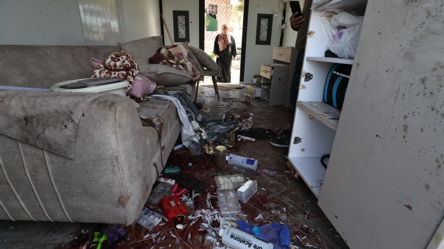 Un palestino inspecciona una peluquería dañada tras la caída de metralla de proyectiles en Beit Awa, cerca de la ciudad de Hebrón, en Cisjordania, este miércoles.