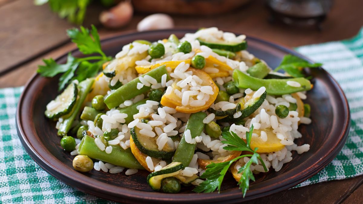 Ensalada de arroz con calabacín, guisantes y judías
