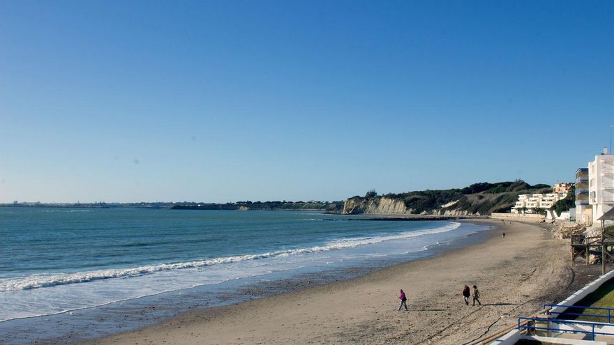 La Junta de Andalucía prohíbe el baño en cinco playas de la provincia de Cádiz tras detectar la bacteria E. Coli en el agua