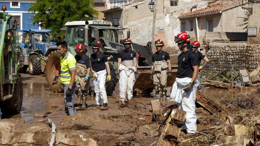 Vecinos intentan recomponerse con ayuda de la UME 3 días después, mientras piden ayudas