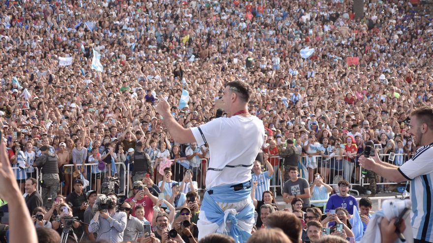 "Dibu" Martínez revolucionó Mar del Plata: fue recibido por una multitud en la playa