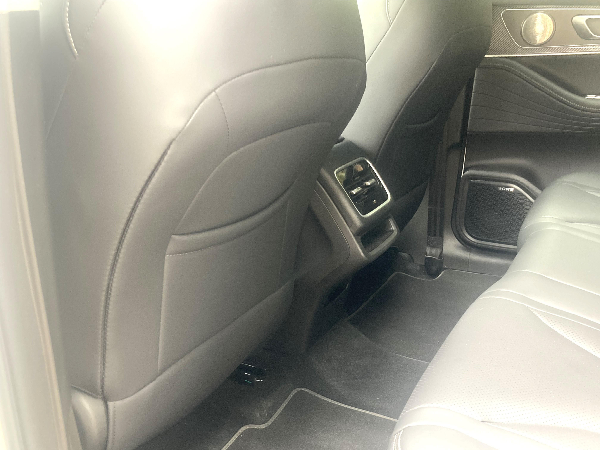 Las plazas traseras son amplias y disfrutan de un piso casi enteramente plano.