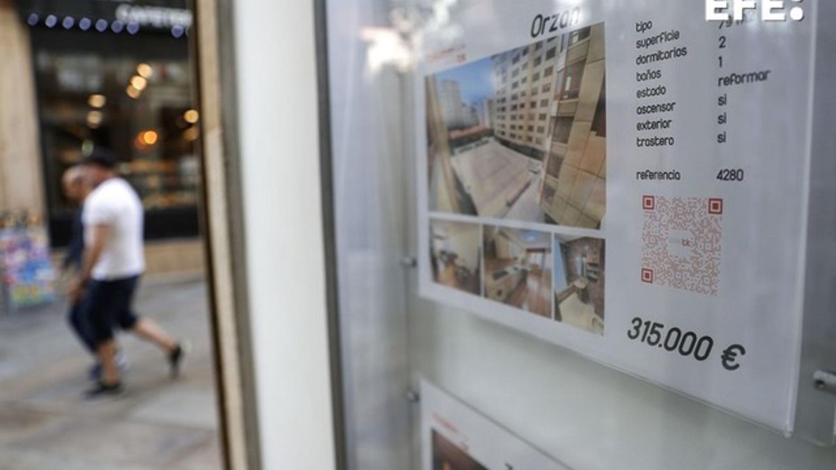 Anuncios de viviendas en venta y alquiler en una inmobiliaria.