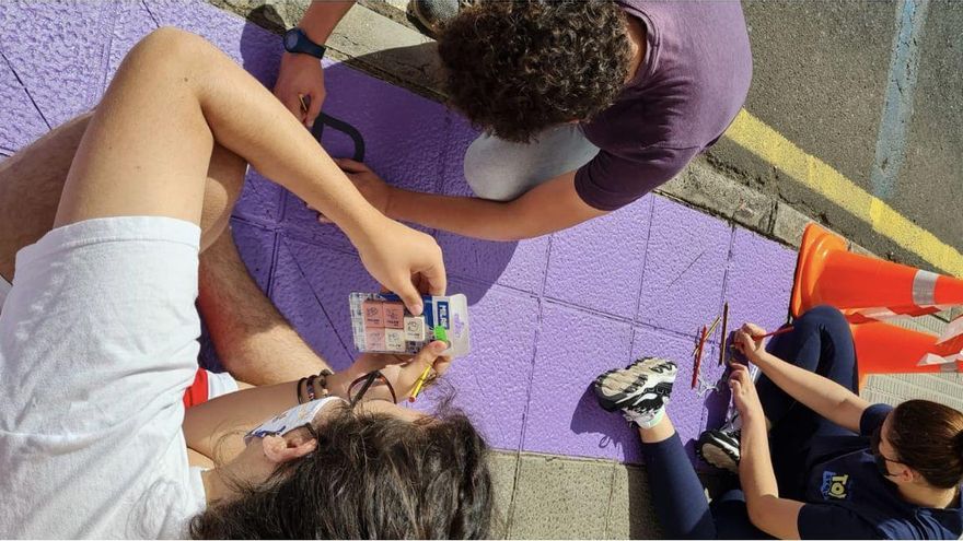 El grupo juvenil ‘Embárriate’ de Breña Alta pintan la acera rememorando el 8M