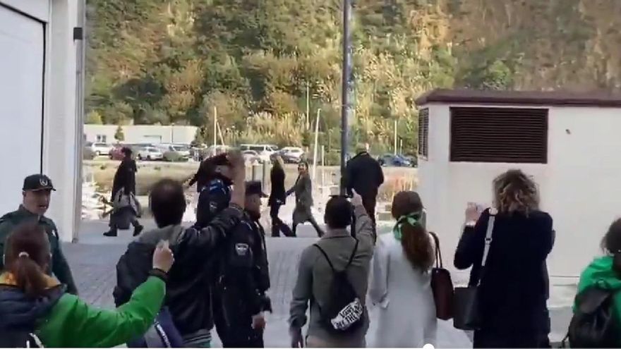 Los docentes siguen movilizándose con una protesta durante una inauguración de Buruaga en Laredo