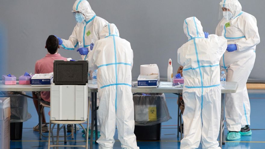 Personal sanitario realiza pruebas PCR en Girona. 