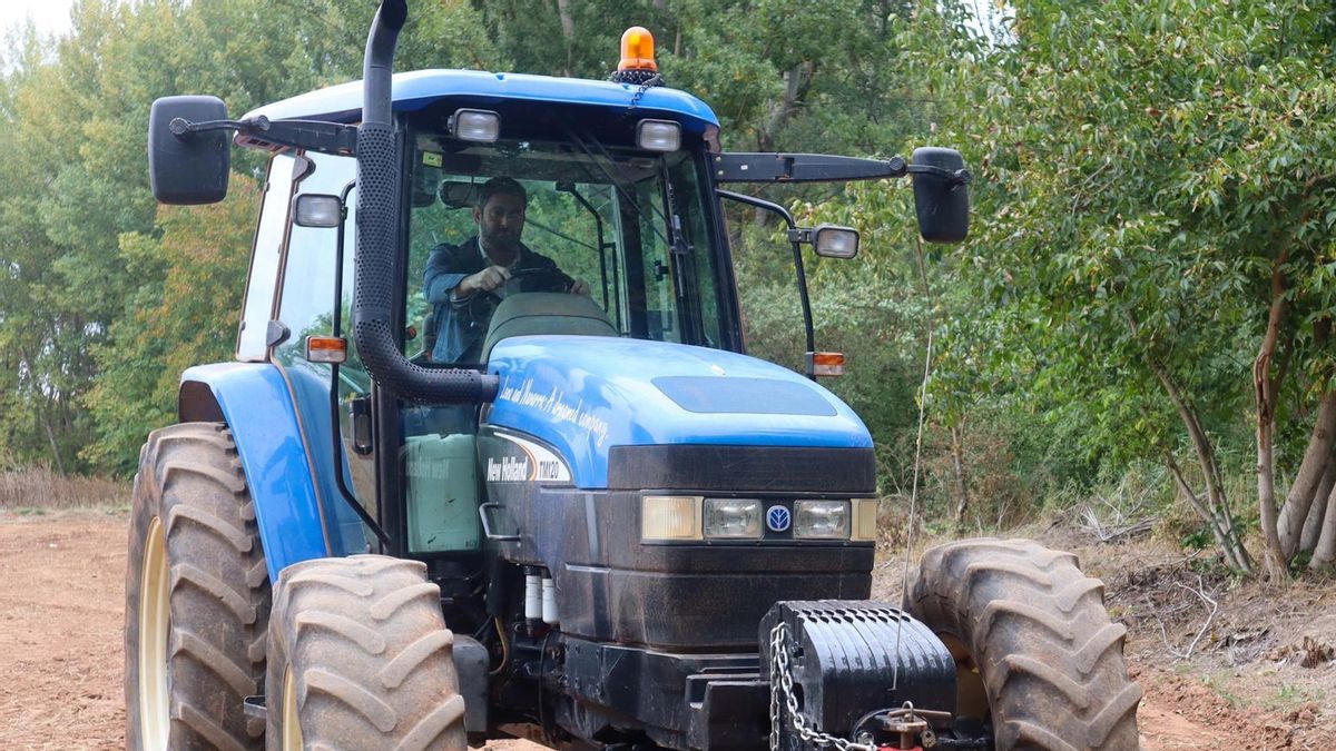 Alejandro Nolasco (Vox), montado en el tractor.