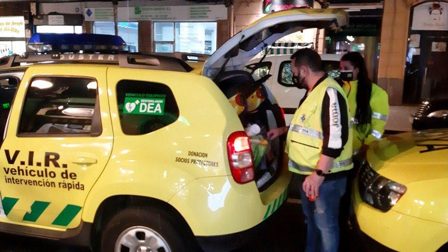 Ángel preparando el coche de comida y mantas para las personas sin hogar