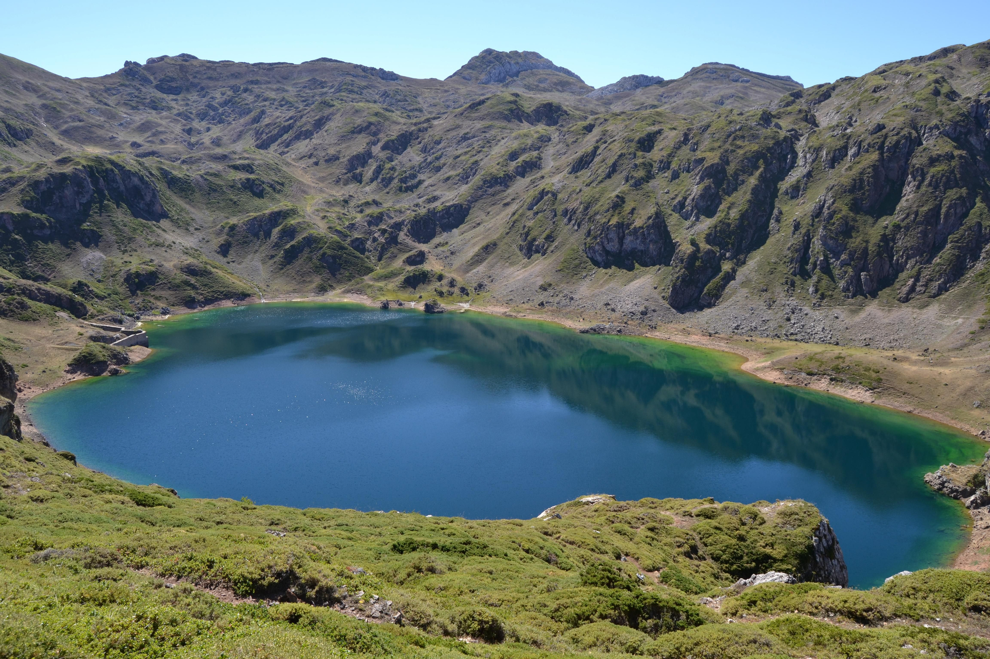 Lago Calabazosa, uno de los lagos que integran el conjunto de Lagos de Saliencia.