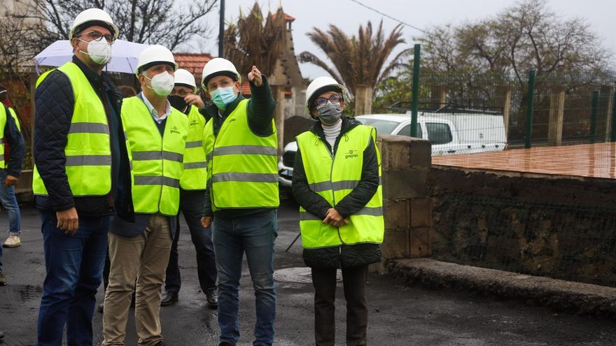 El presidente del Gobierno de Canarias, Ángel Víctor Torres (2i), la consejera de Empleo, Elena Máñez (d) y el delegado del Gobierno, Anselmo Pestana (i), visitaron este miércoles la zona del Corazoncillo en Las Manchas (La Palma)
