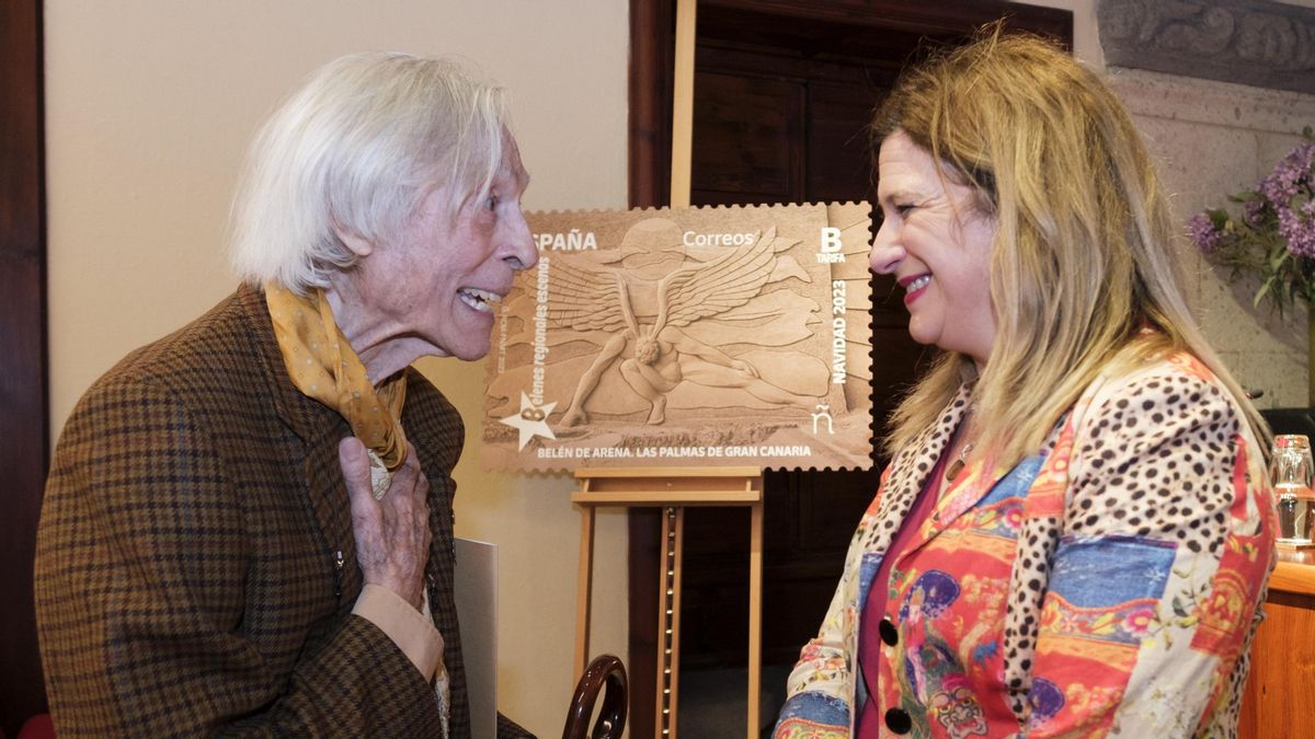 Imagen de archivo (14/12/2023) del artista canario Pepe Dámaso y la exdirectora de Filatelia de Correos, Leire Díez (d)