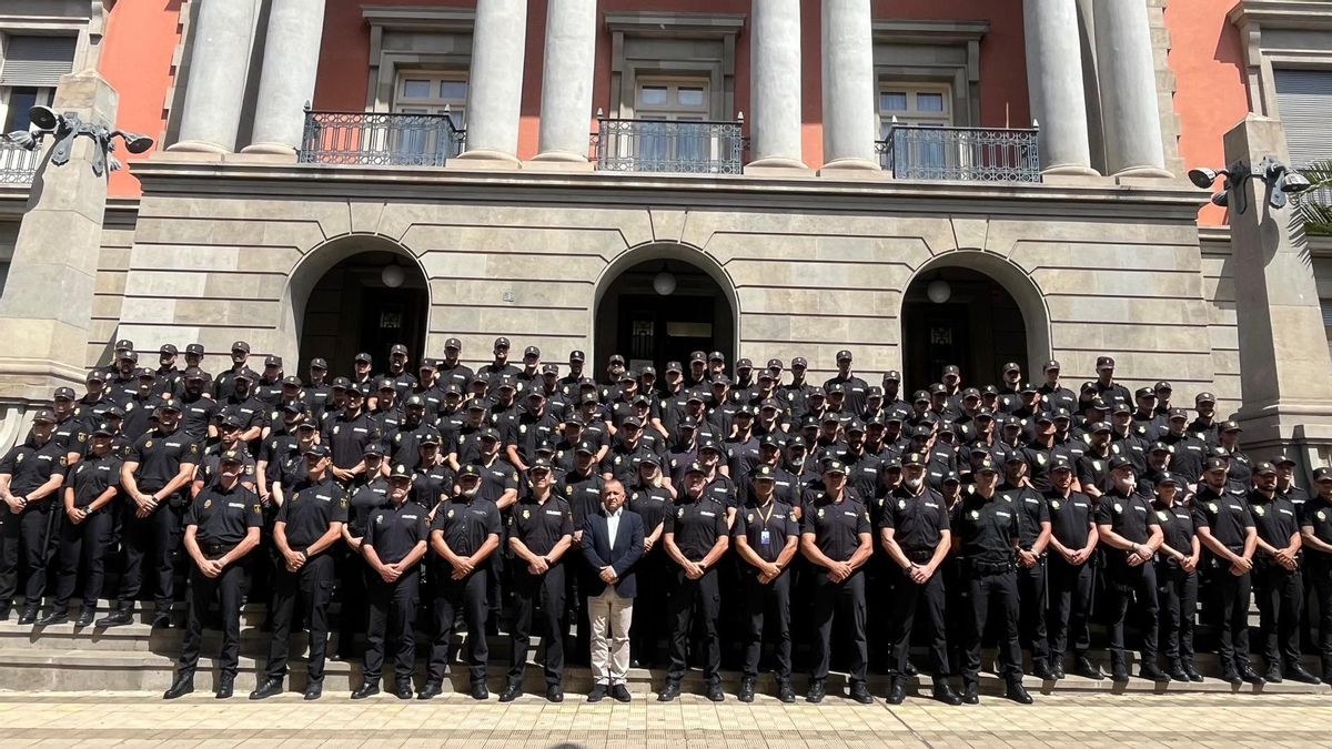 Los nuevos agentes, frente a la Subdelegación del Gobierno en Santa Cruz de Tenerife.