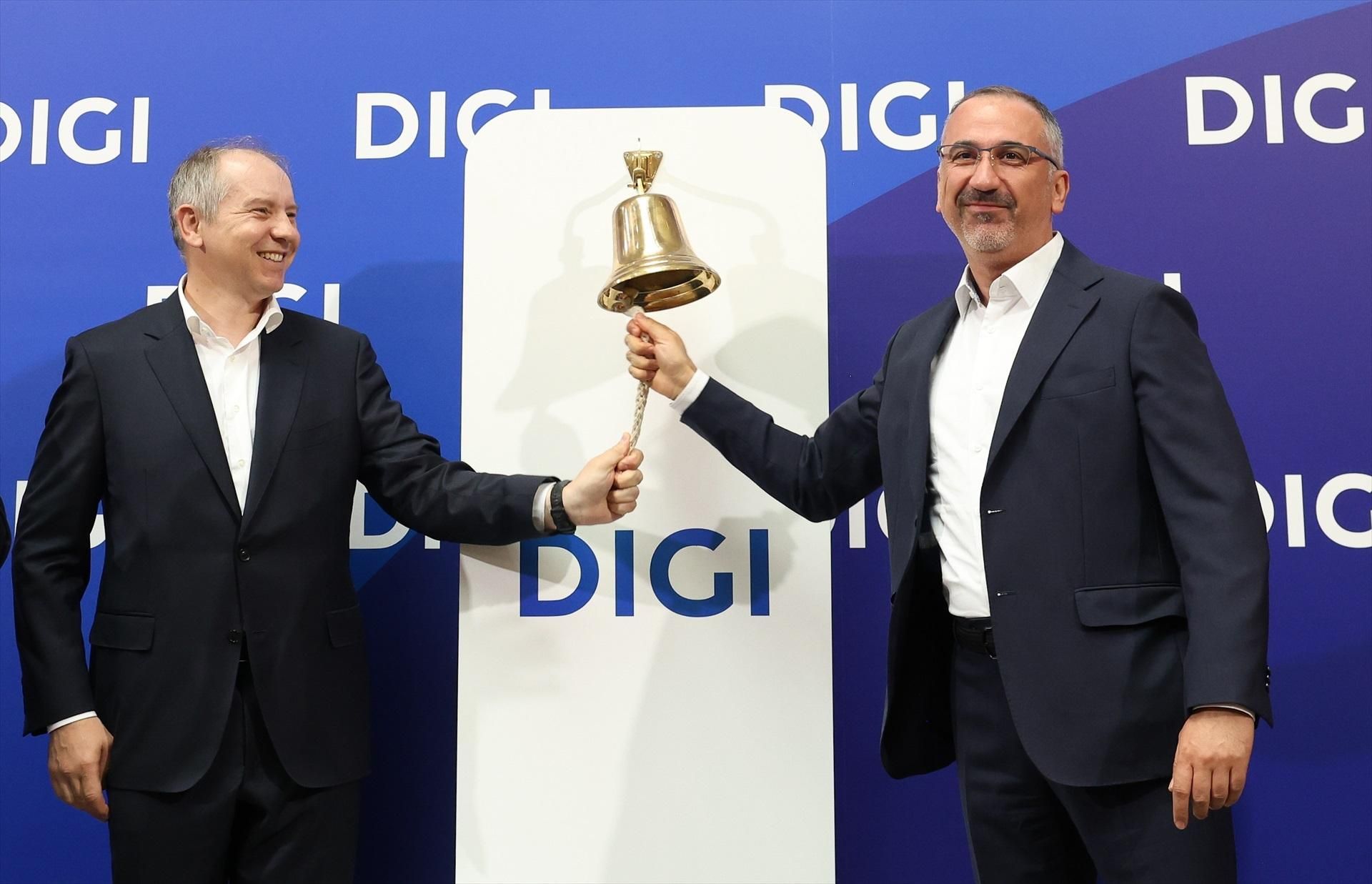 El consejero delegado de Digi, Marius Varzaru, a la derecha