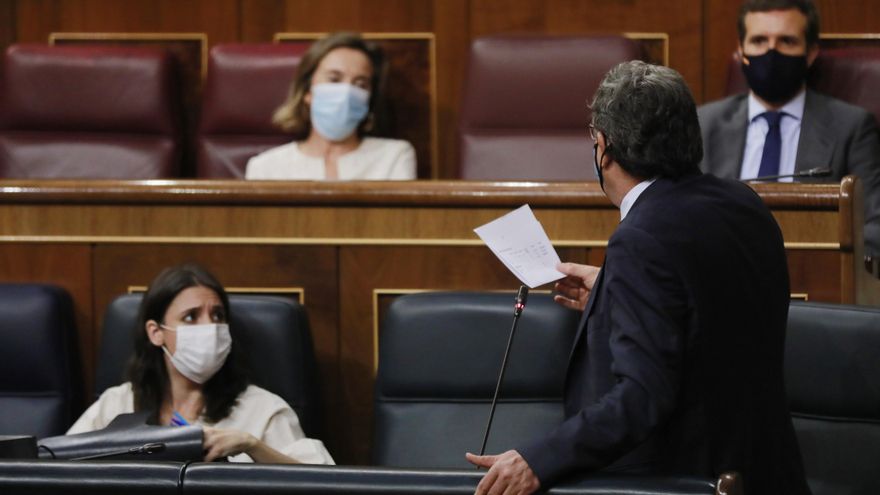 El ministro de Inclusión, Seguridad Social y Migraciones, José Luis Escrivá, interviene en una sesión de control al Gobierno en el Congreso dirigiéndose a la bancada del PP