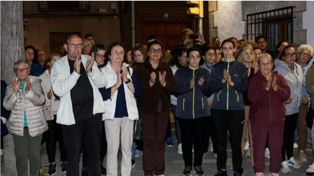 Urda homenajea a las víctimas del accidente con un minuto de silencio repetido por toda Castilla-La Mancha