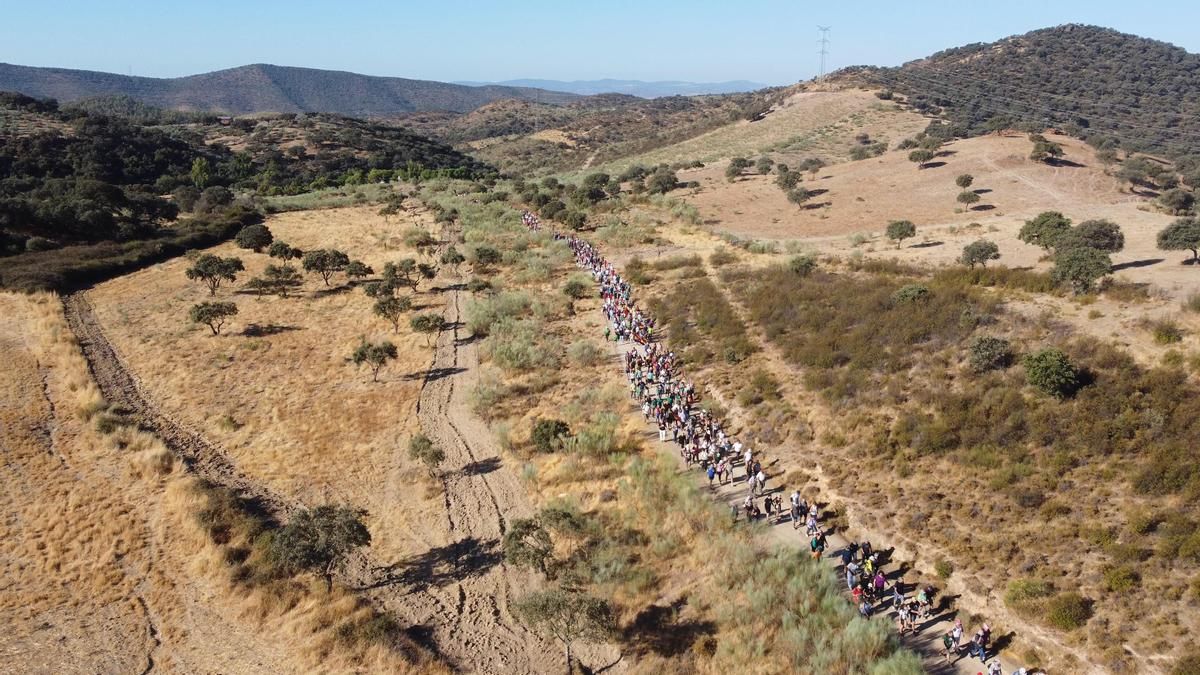 Una marea de 1.500 personas recorre Fuente del Arco en la mayor movilización por la memoria en Extremadura
