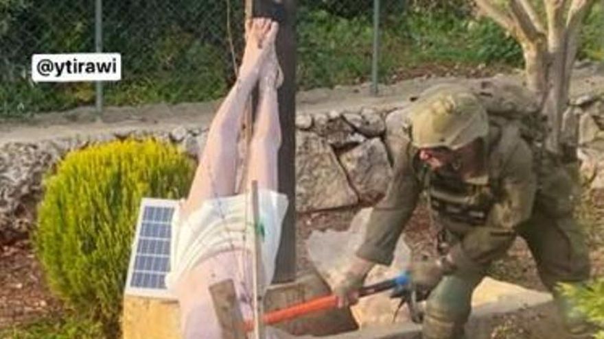 Fotografían a un soldado israelí destruyendo a martillazos un Cristo en el sur del Líbano
