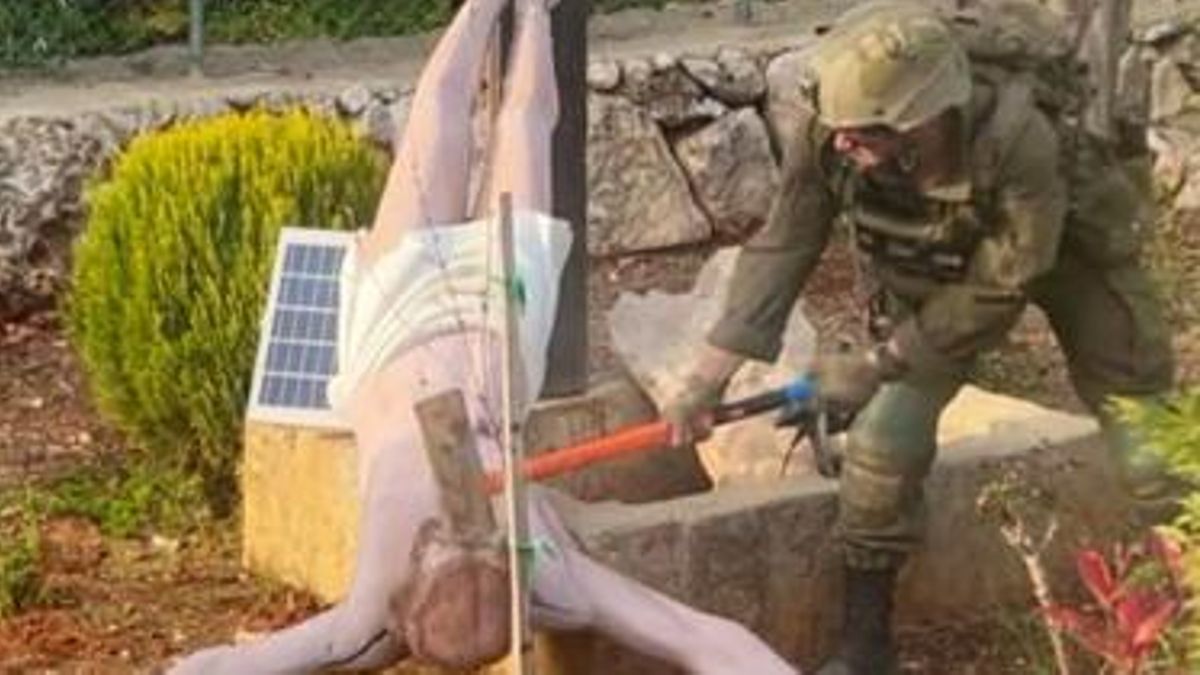 Fotografian a un soldado israelí destruyendo a martillazos un Cristo en el sur del Líbano