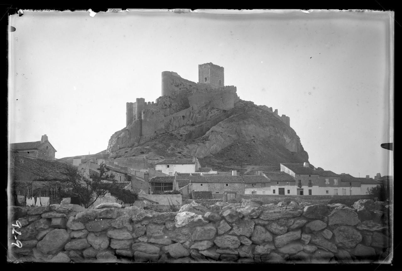 Panorámica del Castillo de Almansa (Albacete). 1927. Fondo Luis Escobar. AHP Toledo