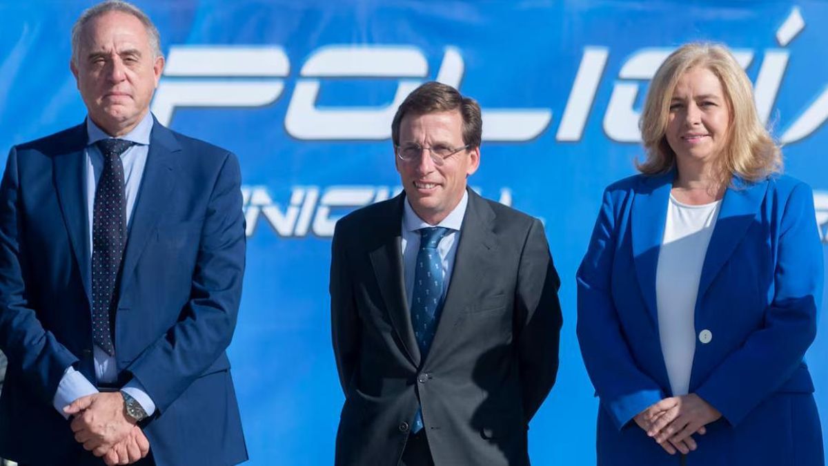 Almeida obvia las polémicas del jefe de Policía al que acaba de cesar y le agradece "recuperar el prestigio" del cuerpo