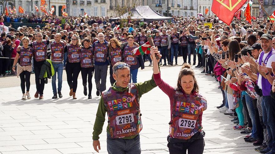 La Korrika llega a su meta con gran afluencia de público y un mensaje: el apoyo al euskera es “político” y "urgente"