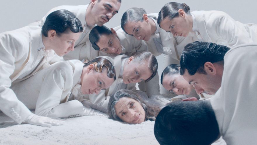 ¿Un musical sobre la eutanasia? Carlos Marqués-Marcet sorprende y fascina en la Seminci con 'Polvo Serán'