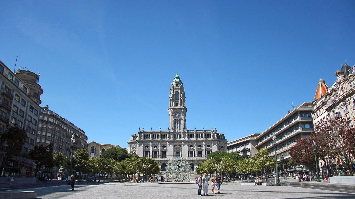 La sede del Ayuntamiento reina en la Avenida de los Aliados.