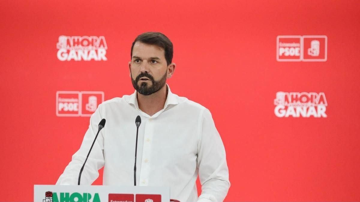 El PSOE acusa al vicepresidente de Extremadura de protagonizar un “periplo de la vergüenza” para defender el rechazo a los menores migrantes