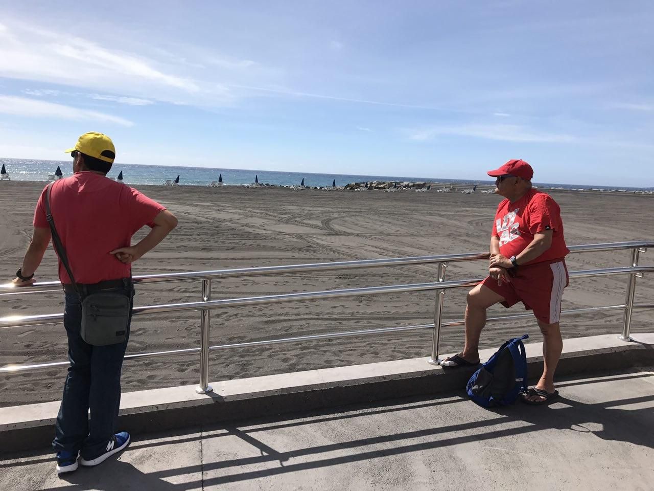 Dos curiosos en la inauguración de la playa de Santa Cruz de La Palma