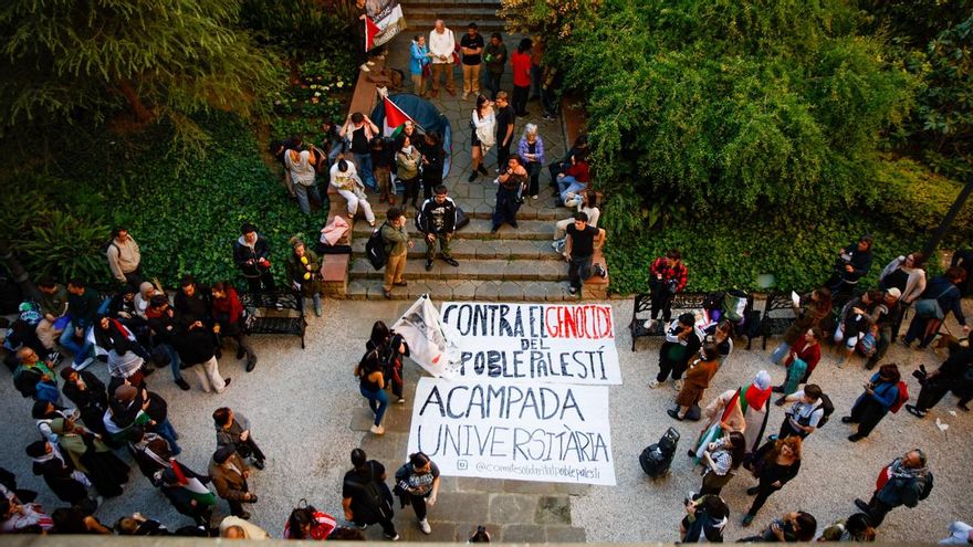 Varios estudiantes durante una sentada contra el genocidio en Gaza en el edificio histórico de la Universidad de Barcelona