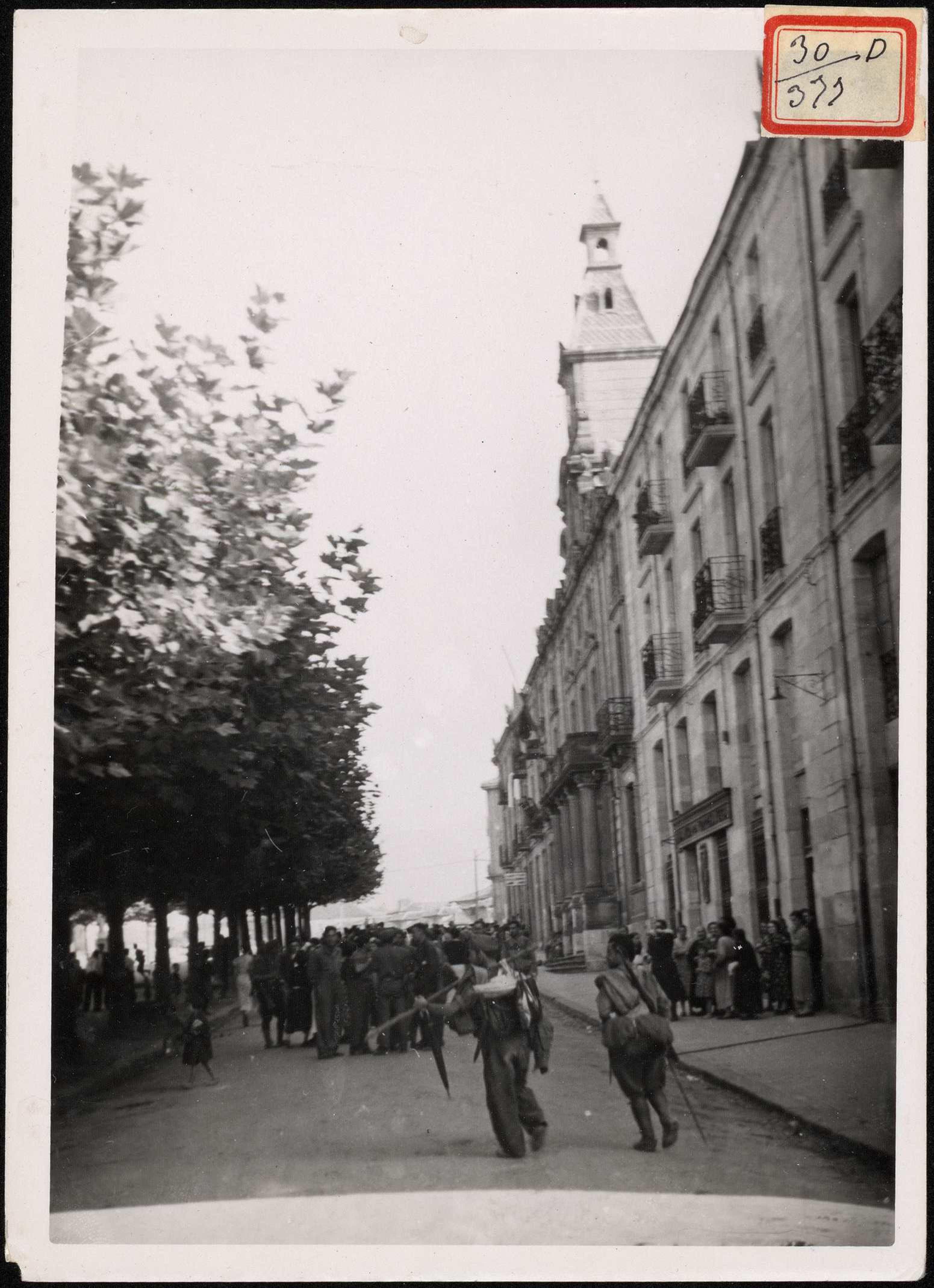 "Animación en la Plaza de Torrelavega". 24 de agosto de 1937.