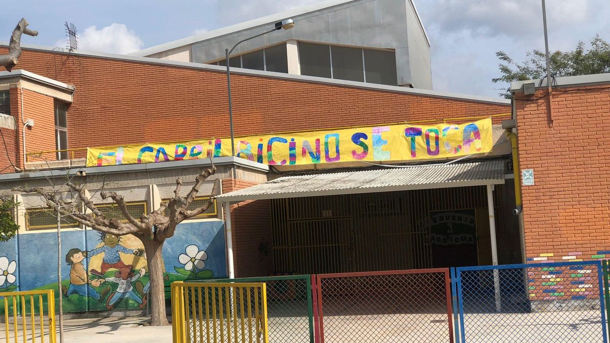 Vandalizan el cartel en defensa del carril bici en el colegio Barriomar 74, "el corazón del barrio"