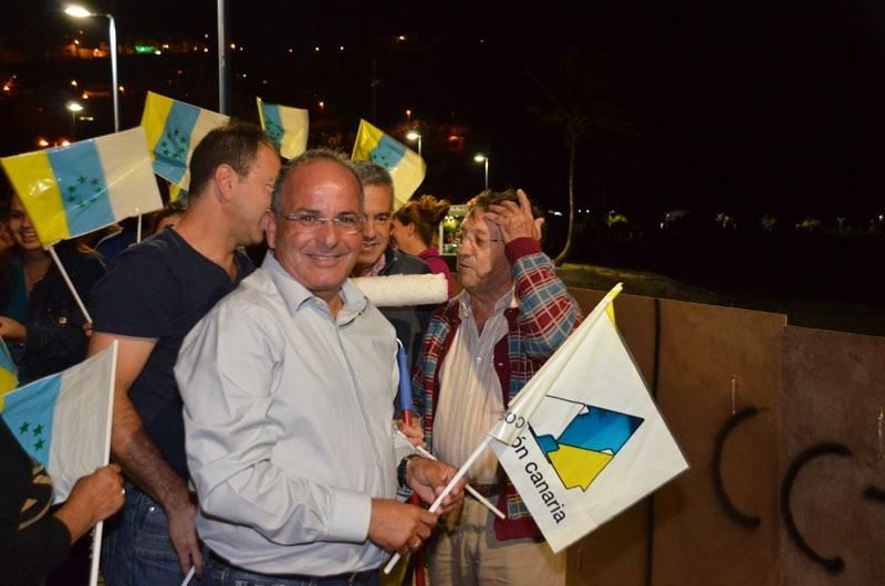 Pegada de carteles en La Gomera | Foto: cedida