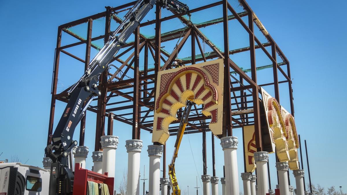 Comienza el montaje de la portada de la feria 2026