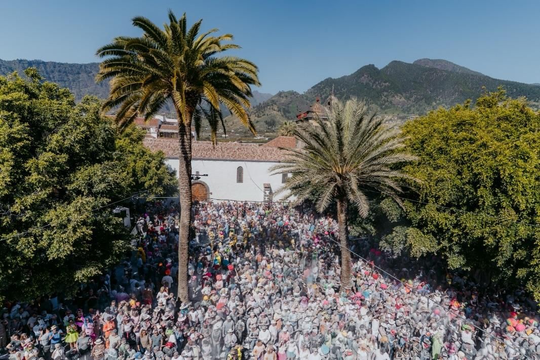 La Gran Polvacera, uno de los actos de referencia del carnaval  aridanense,  ha congregado  este sábado, en una alegre  y bulliciosa manifestación, a una multitud.
