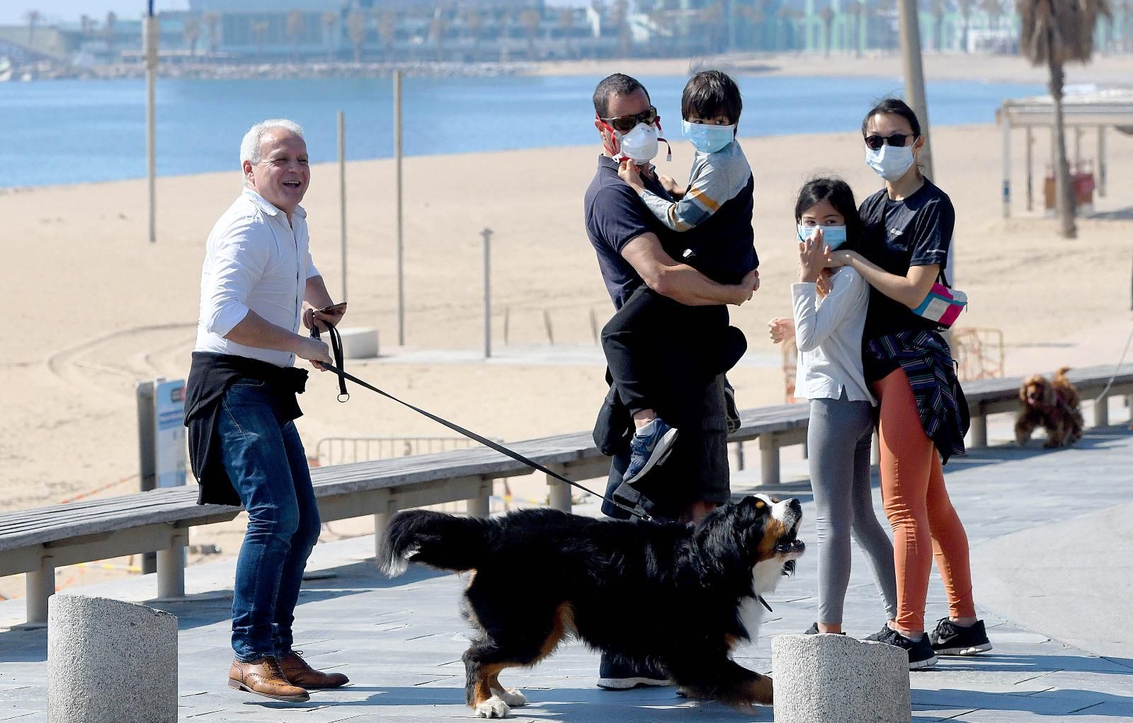 Una familia pasea con su perro en Barcelona