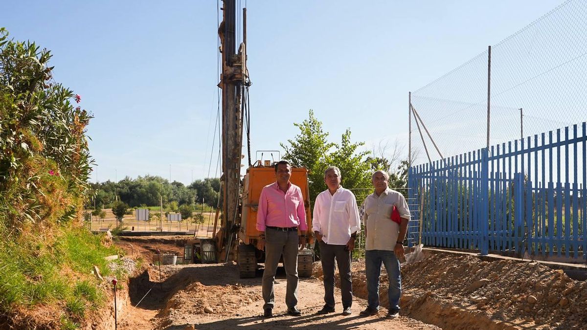 Bellido visita el inicio de las obras de la pasarela en el Parque de Levante.