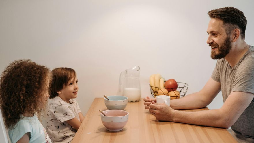 Así debes hablar con tus hijos si llegas tarde a recogerlos al colegio, según una psicóloga