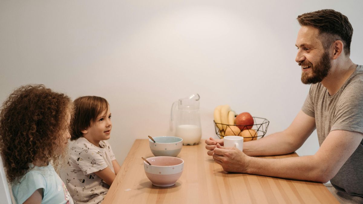 Así debes hablar con tus hijos si llegas tarde a recogerlos al colegio, según una psicóloga