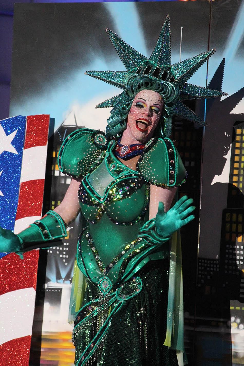 Drag Dafne del Giorgio con un diseño de Dimas Trujillo. (Foto: Cirenia Vico).