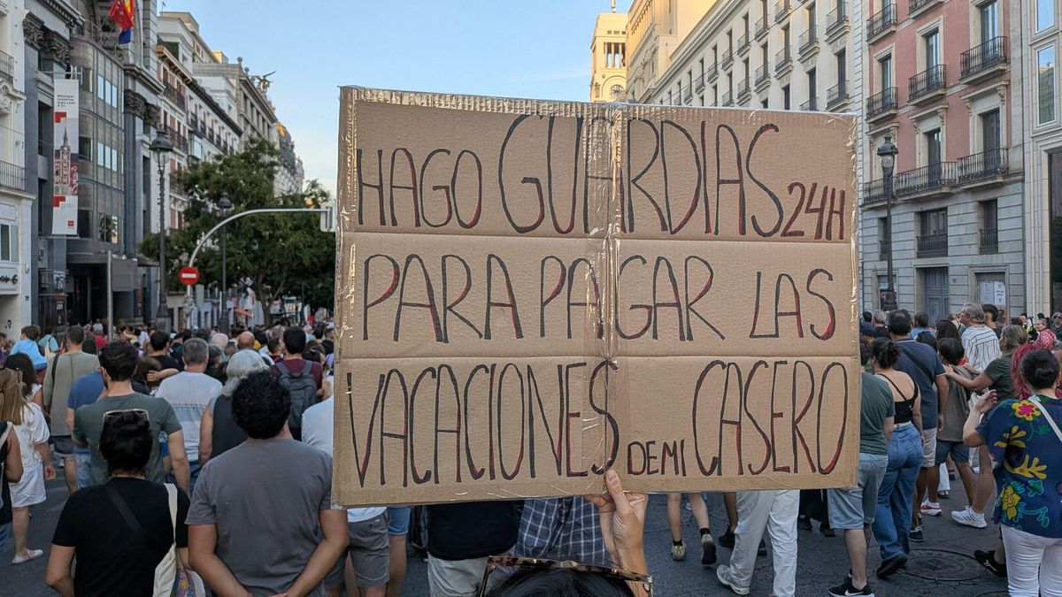 Uno de los carteles de la manifestación: "Hago guardias 24 horas para pagar las vacaciones de mi casero"