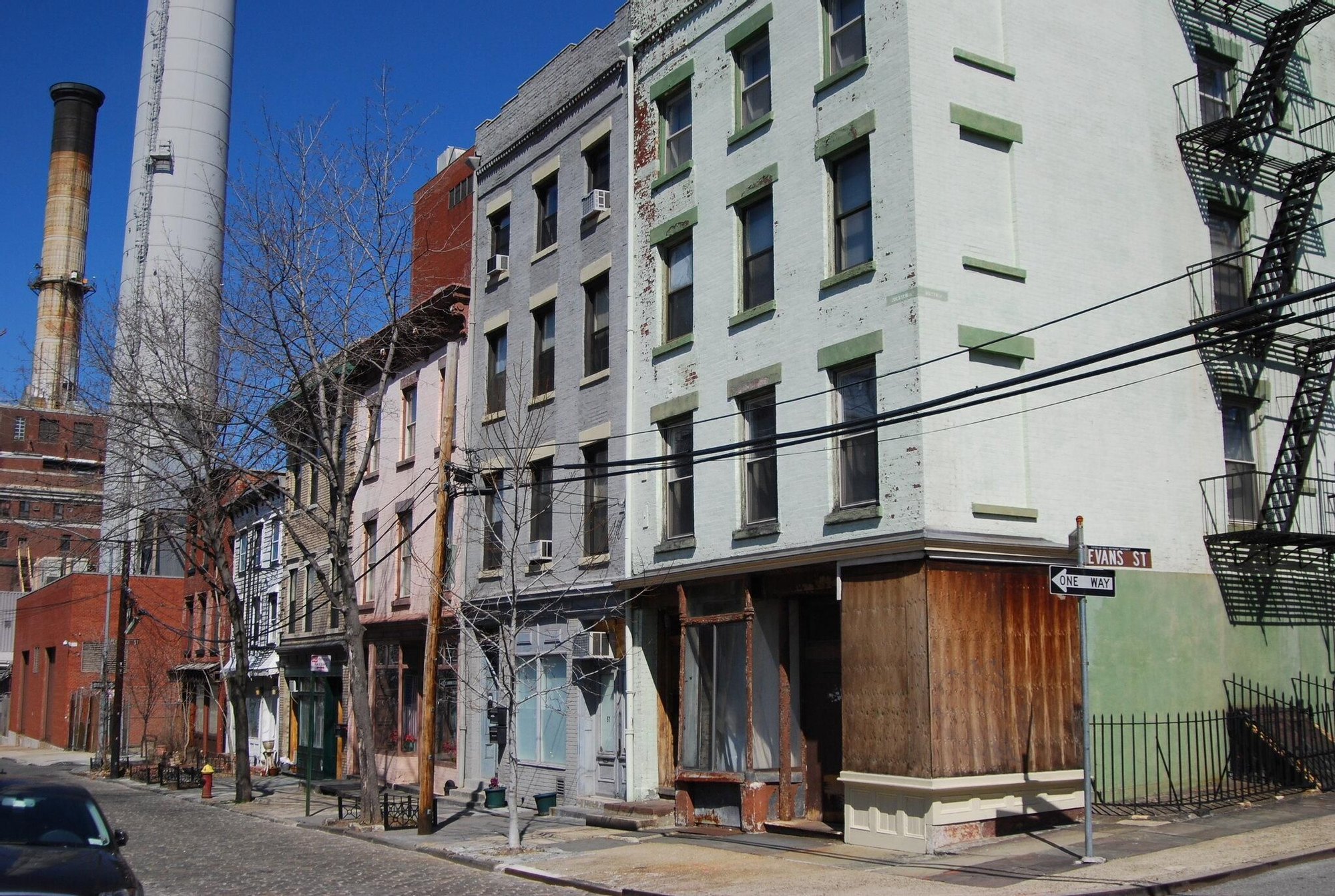 Viejos edificios e instalaciones industriales en Vinegar Hill.