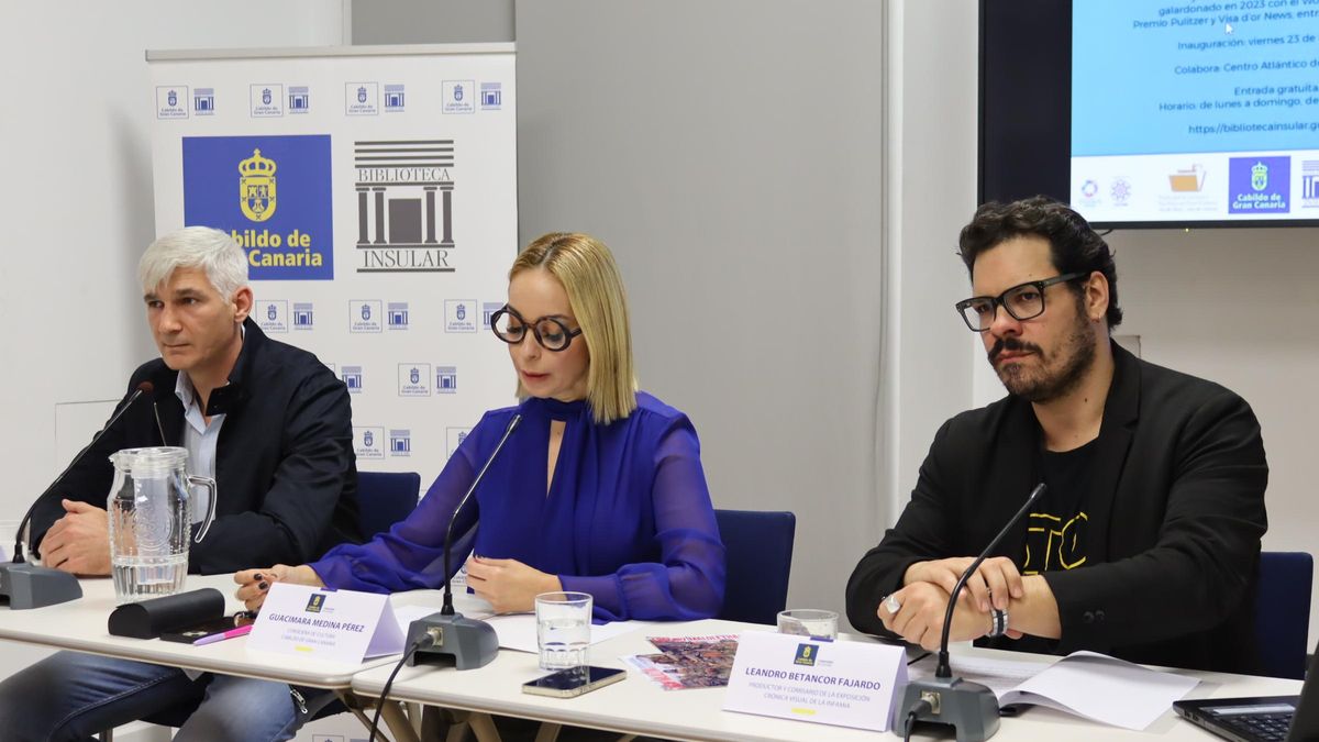 De izq a dcha, el representante y coordinador de Casa Ucrania en Canarias, Vadym Syroyezko, Guacimara Medina y el fotógrafo canario Leandro BetancorLeandro Betancor