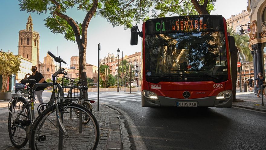El PP y Vox vuelven a llenar de autobuses la plaza del Ayuntamiento de València al eliminar un carril EMT de Colón