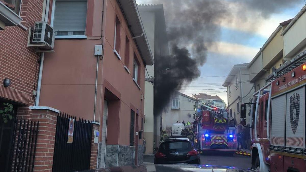 Seis afectados por inhalación de humo tras declararse un incendio en un almacén en Cabanillas del Campo
