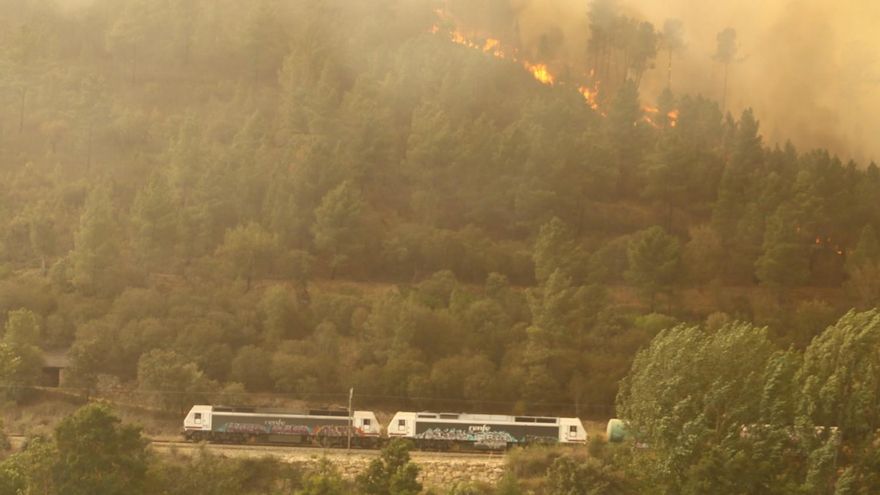 Incendio entre las localidades limítrofes de Castilla y León de Puente Domingo Flórez, y de Galicia de San Xusto de Carballeda. // César Sánchez / ICAL